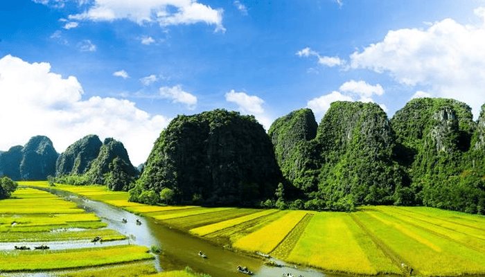 Ninh Binh Solemnly Holds Ceremony Announcing Resolution and Decision on the Merger of Provincial Administrative Units