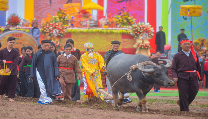 Reenactment of King Le Dai Hanh Plowing the Fields in the Tich Dien Doi Son Festival 2024